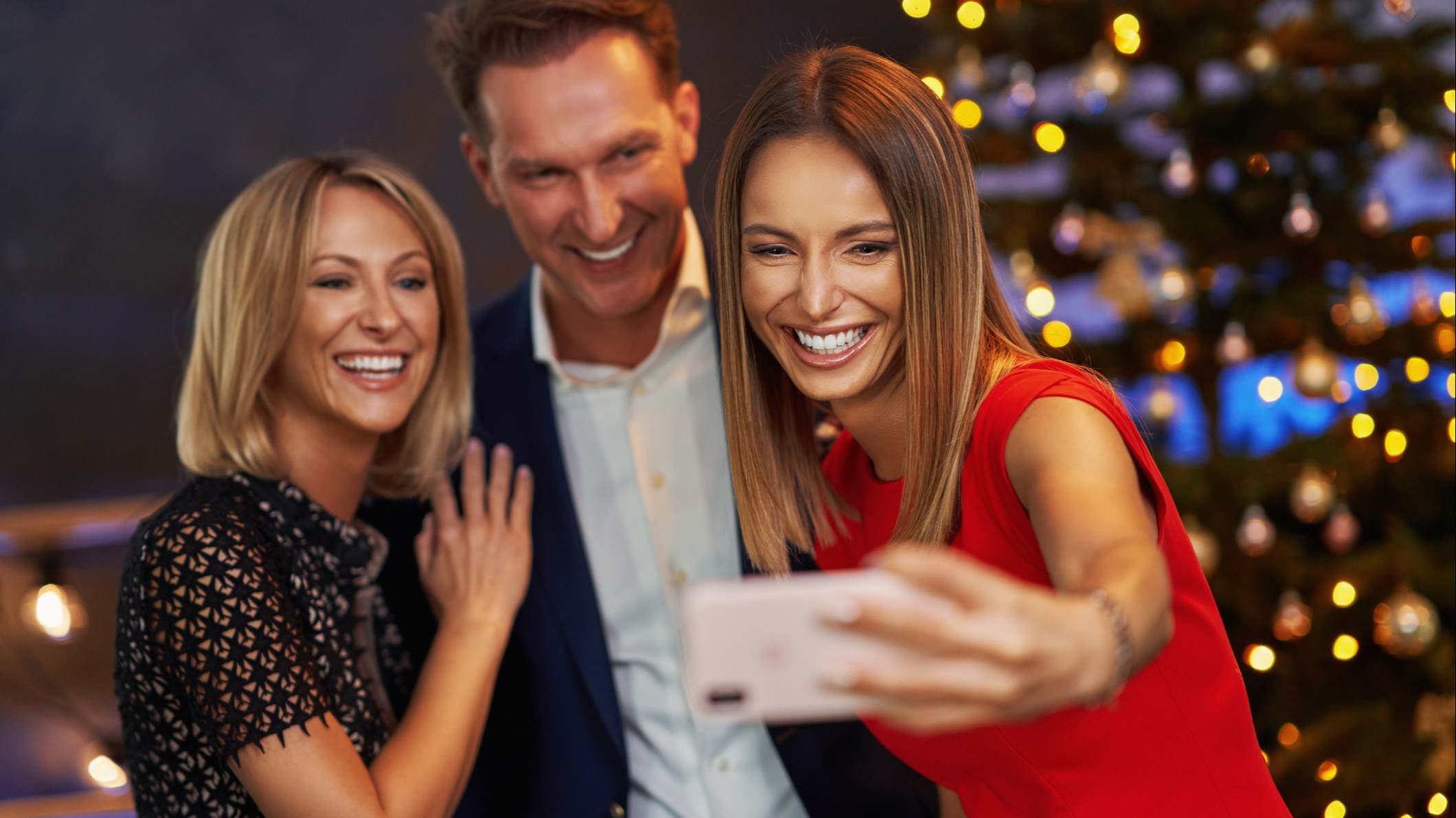 Cenas de Navidad: multa de hasta 6.000 euros por subir una foto a Internet de un compañero sin su permiso