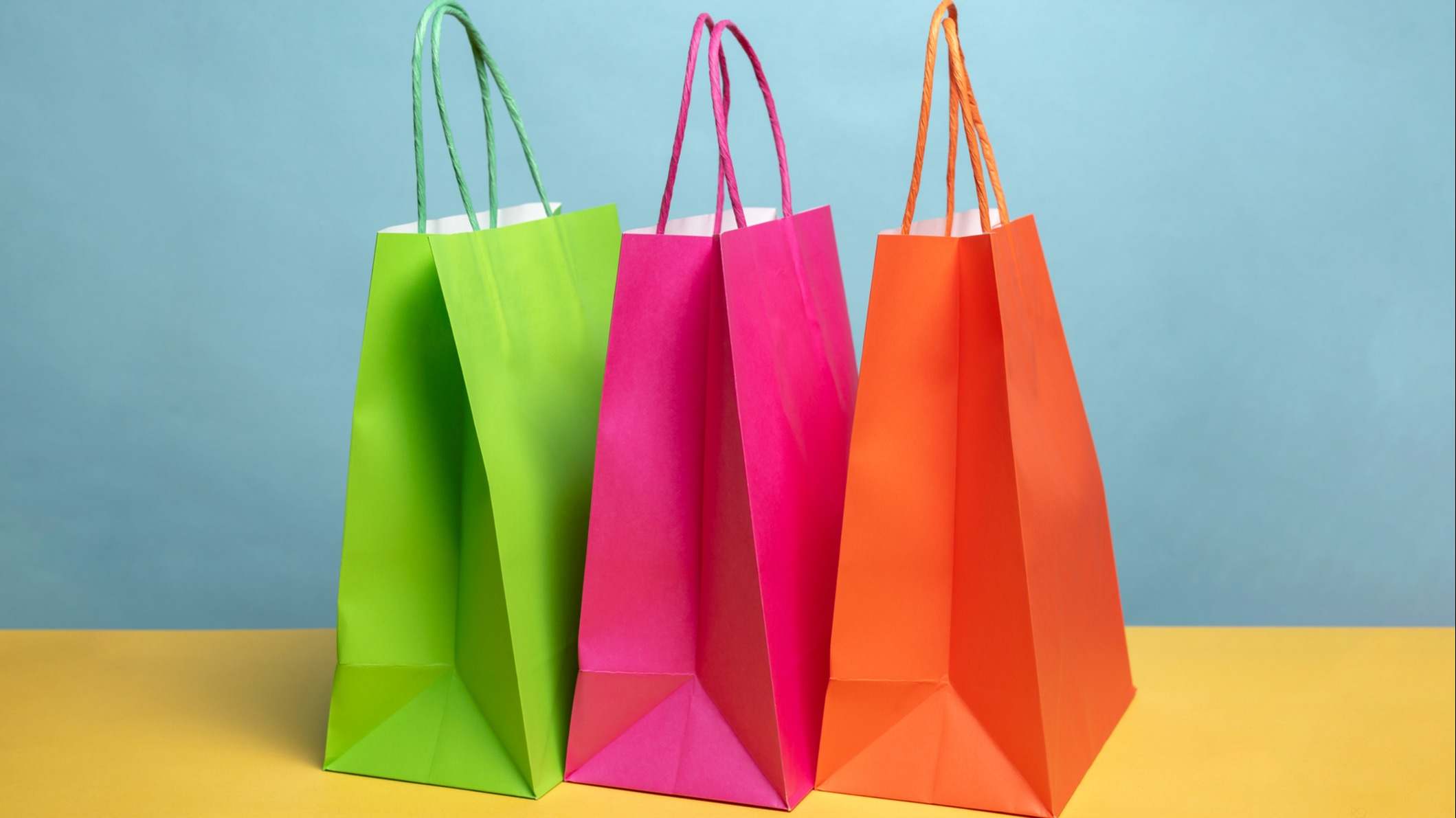Tres bolsas de la compra sobre una mesa