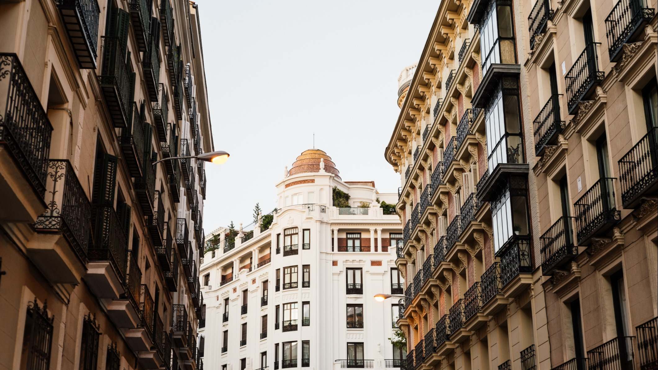 Antiguos edificios residenciales en el centro de Madrid
