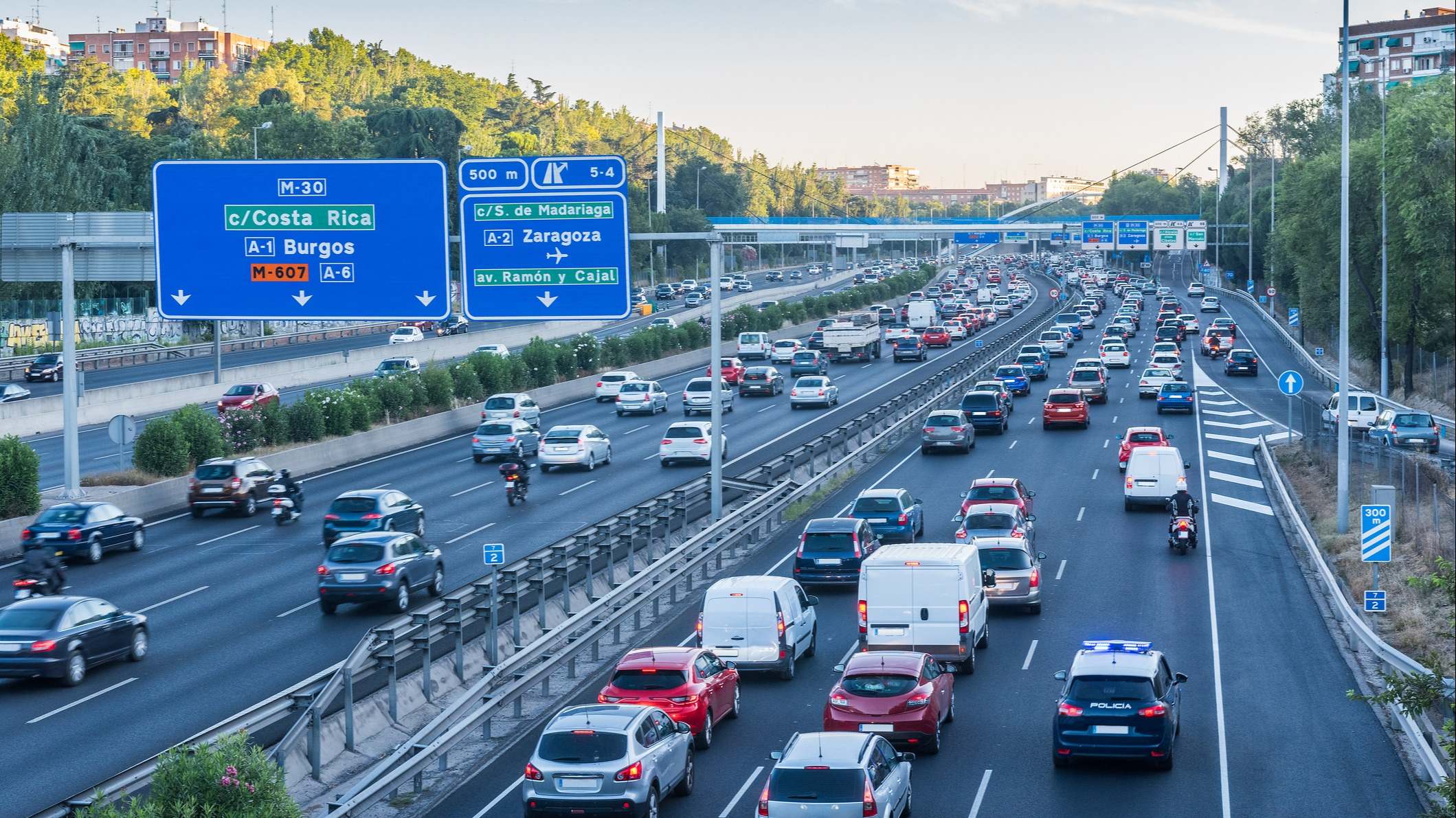 Autovía de Madrid con tráfico denso durante el día. Firma: iStock