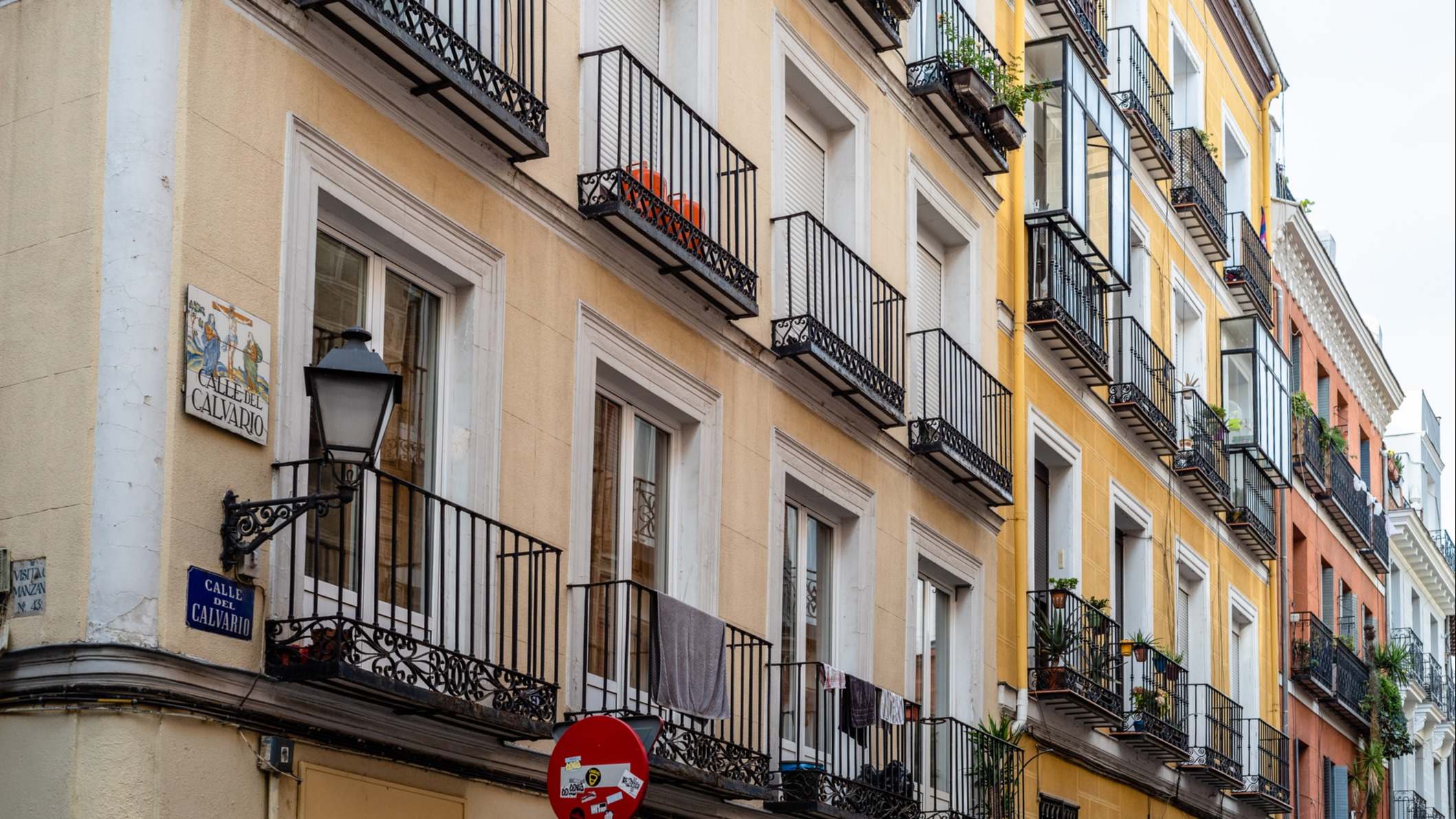 Antiguo edificio residencial con balcones de hierro en el centro de Madrid. / Foto: iStock