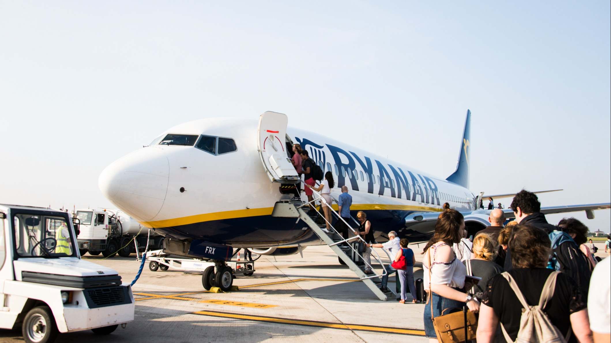 Personas embarcando a un avión de Ryanair