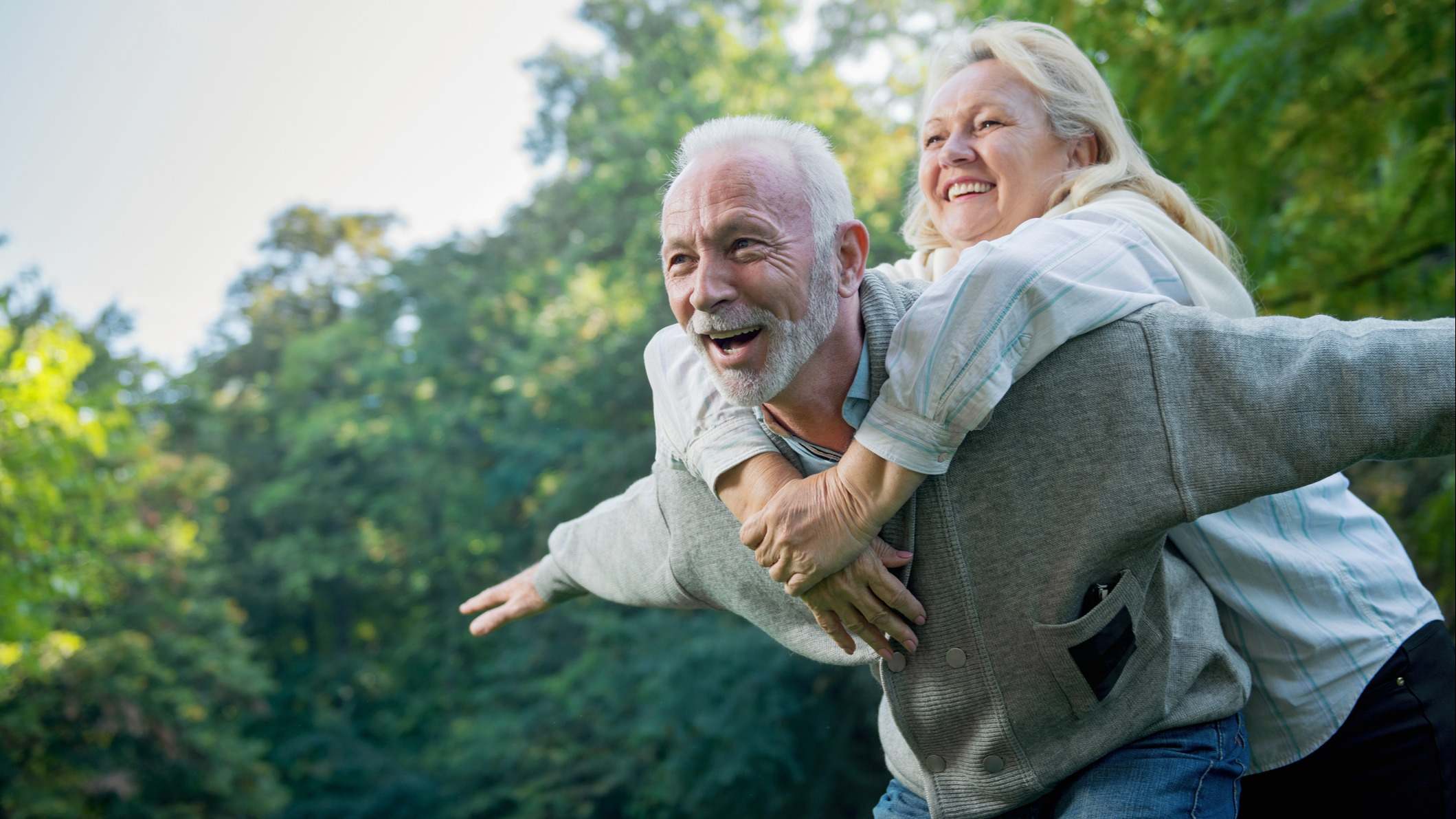 Feliz pareja senior sonriendo al aire libre en la naturaleza