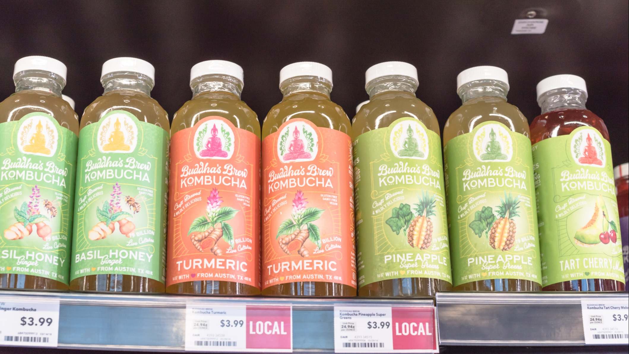 Botes de Kombucha de diferentes sabores mostrados en un supermercados