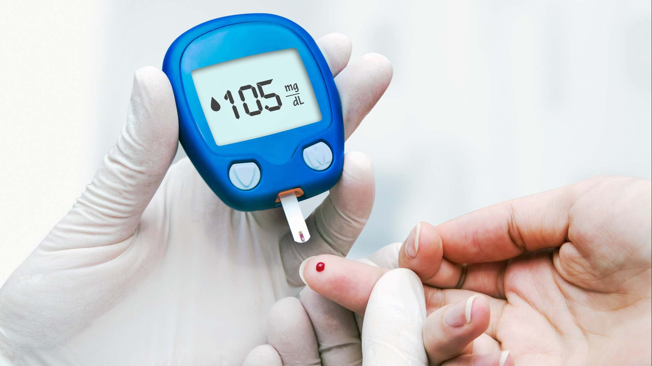 Doctor hace una prueba de azúcar en la sangre