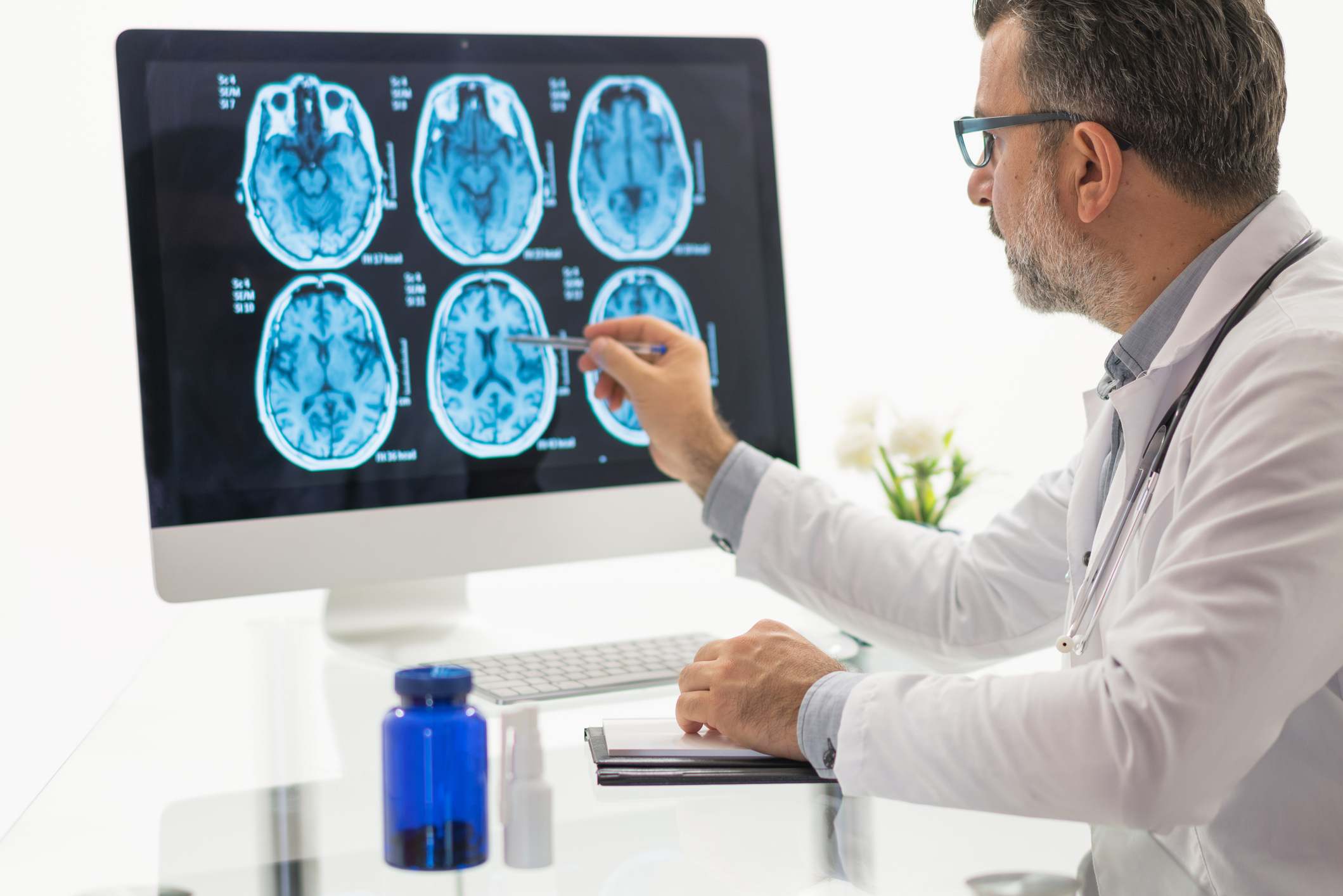 Un neurólogo analizando a un paciente