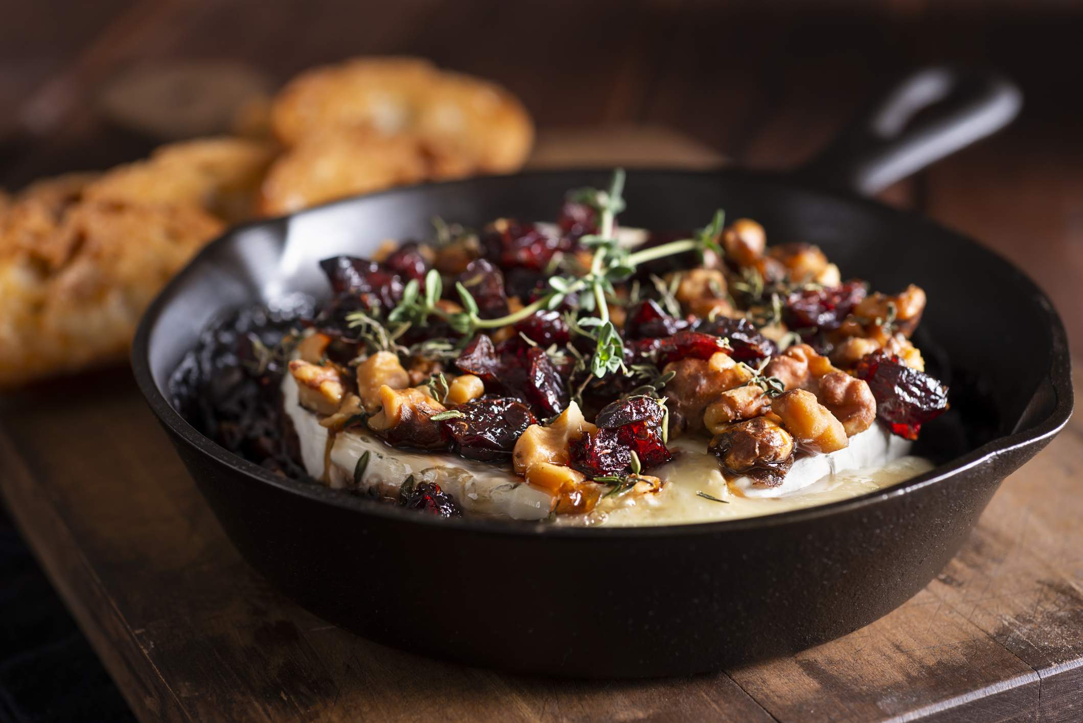 Una-sarten-de-hierro-con-una-elaboracion-culinaria-en-su-interior-iStock.jpg