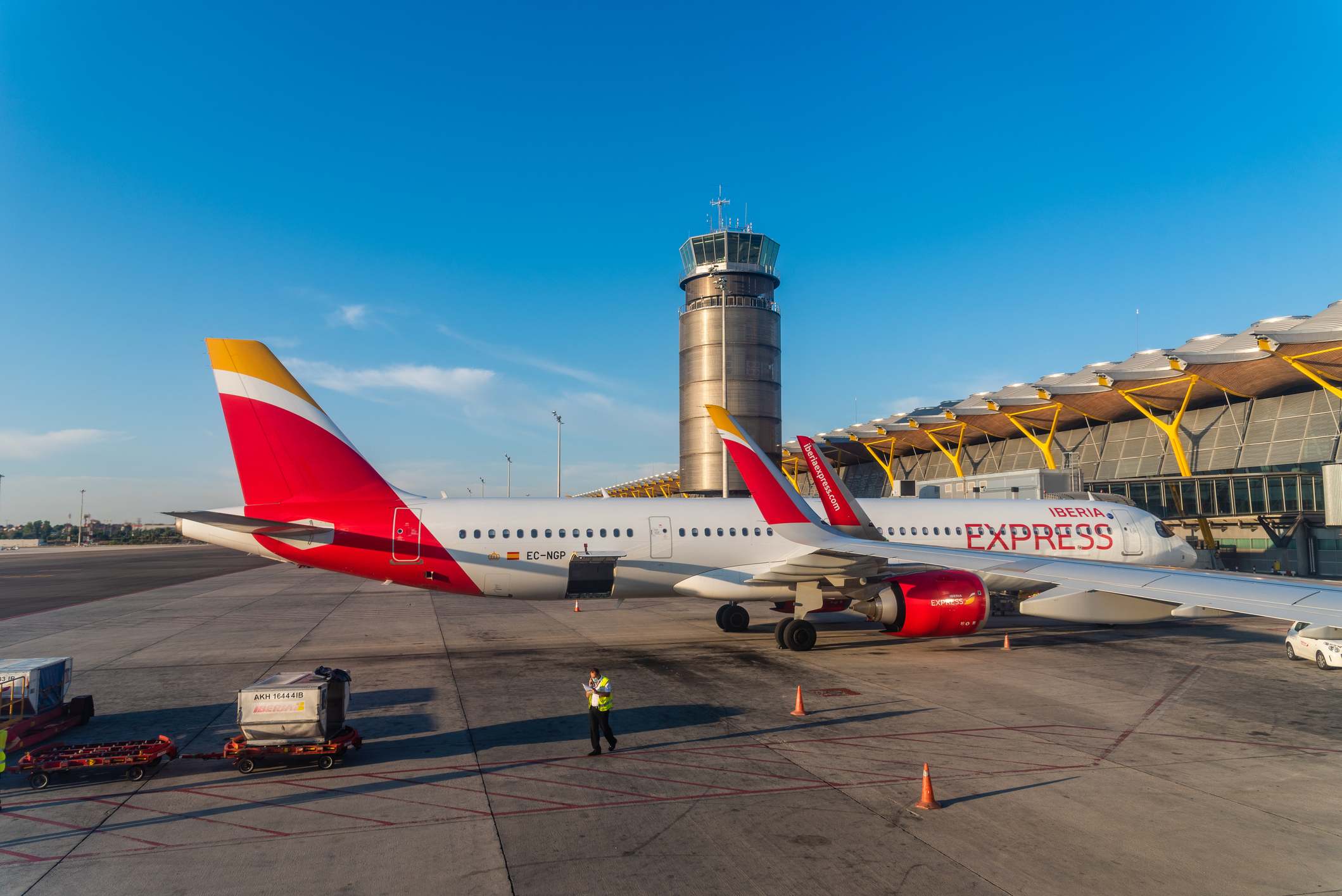 avión iberia express en pista