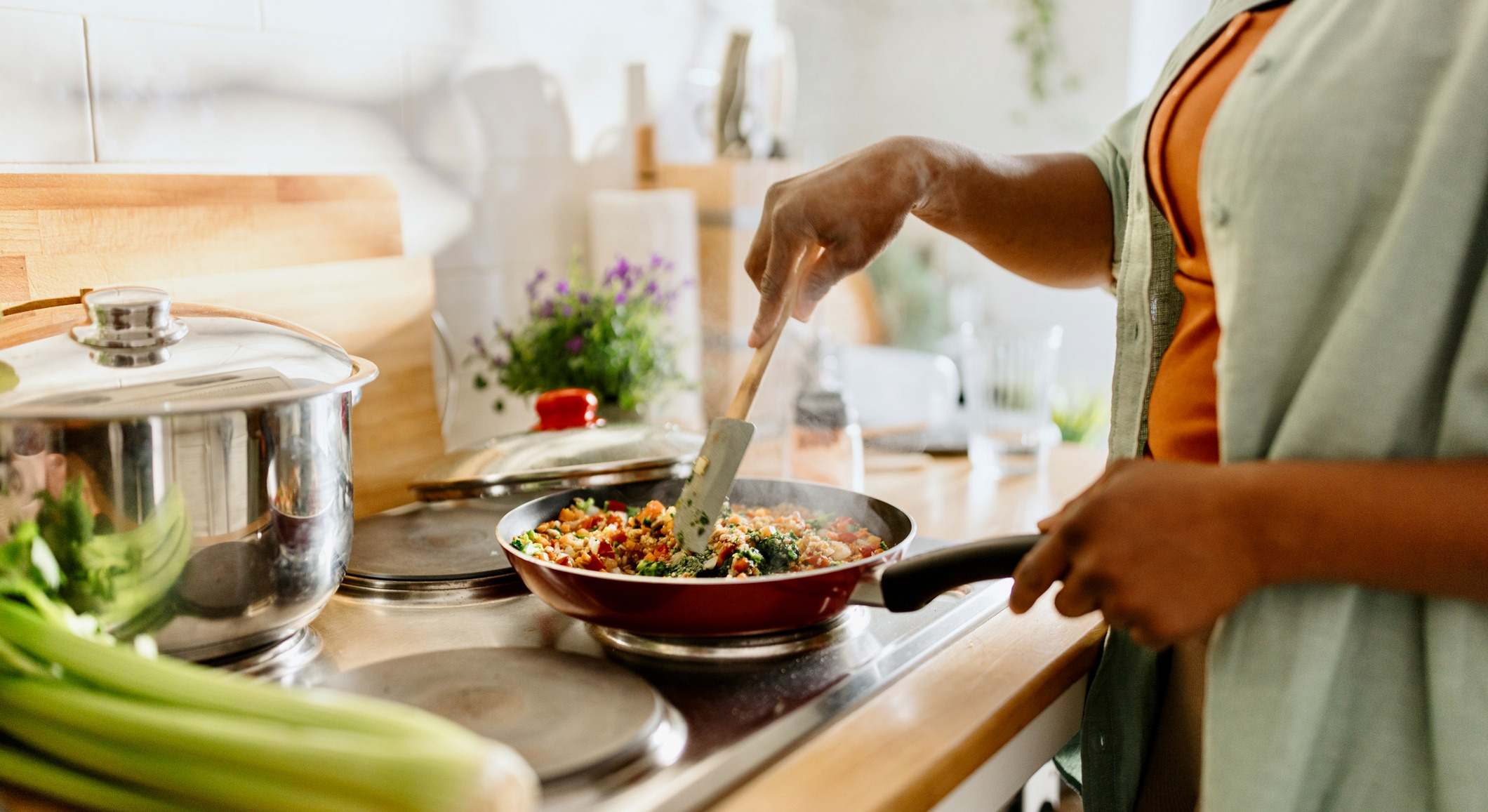 Señora cocinando en una cocina