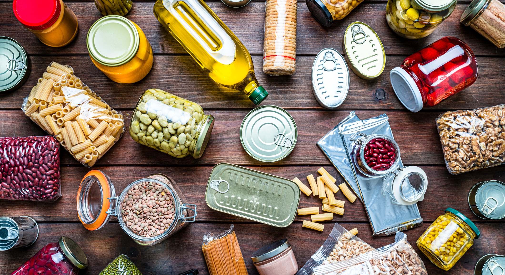 Grupo de alimentos no perecederos como conservas, salsas y aceites