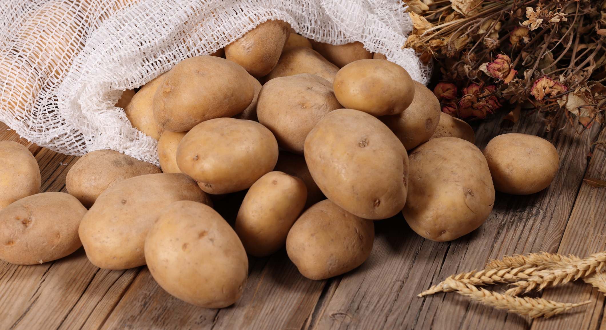 Saco de patatas sobre una mesa de madera