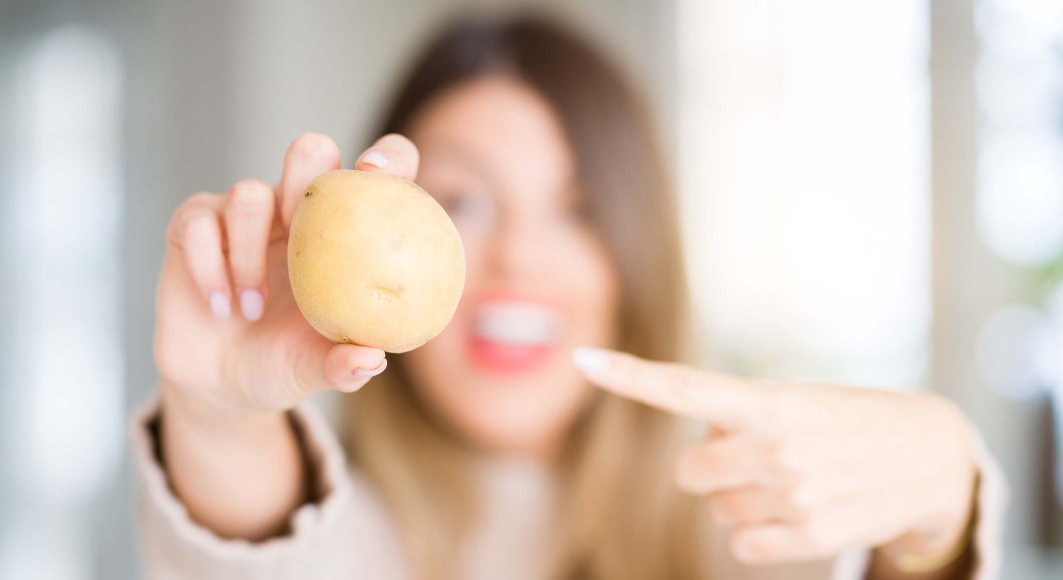 Mujer señalando una patata