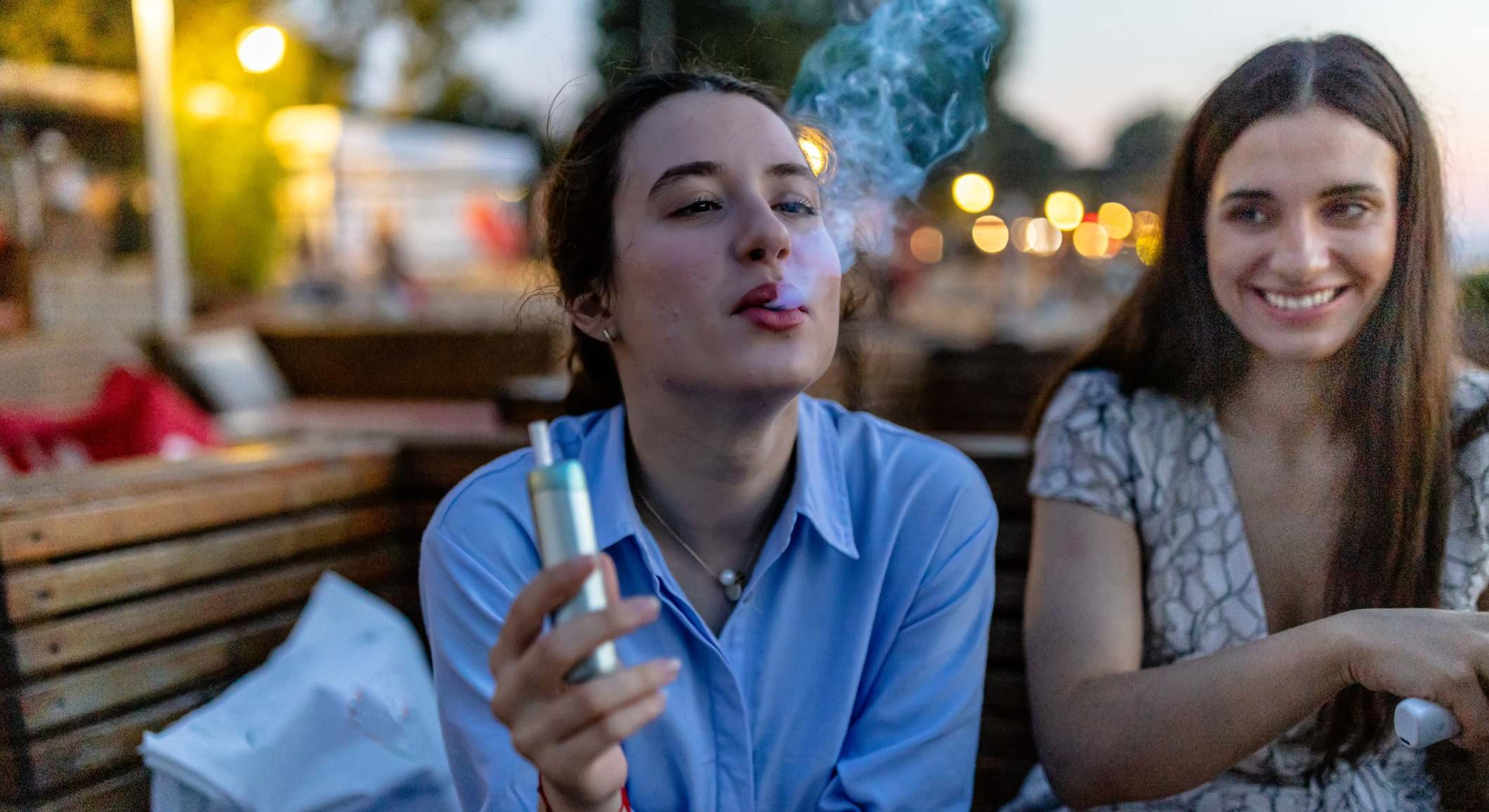 Jóvenes vapeando