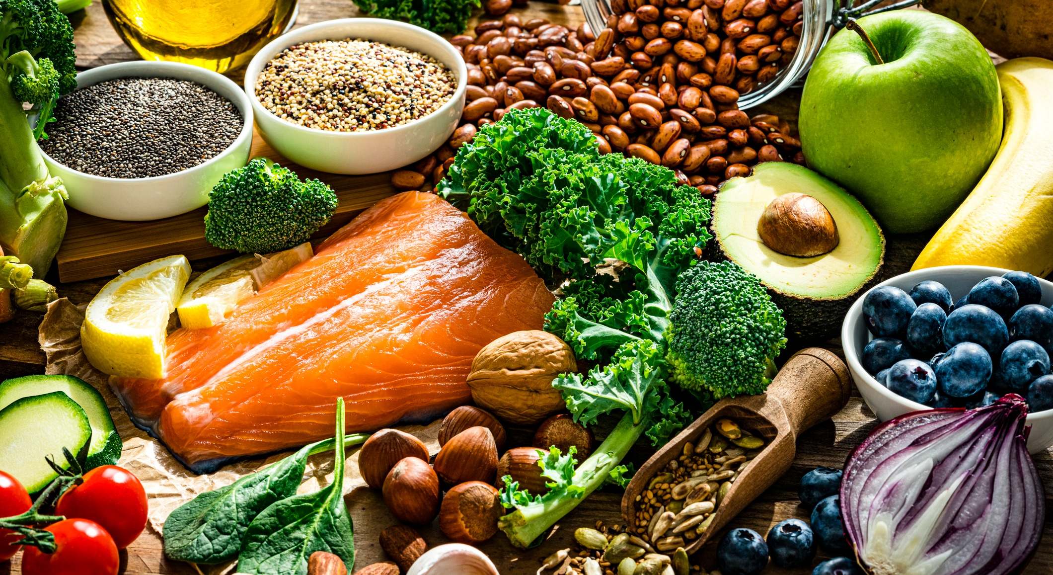 Grupo de alimentos saludables y bien equilibrados para el cuidado del corazón