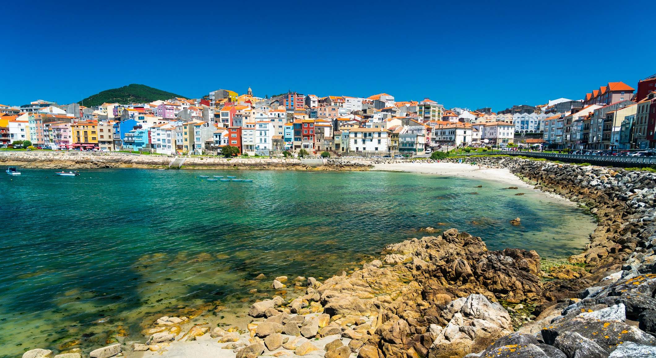 El pueblo de la Guarda cerca de sus aguas cristalinas