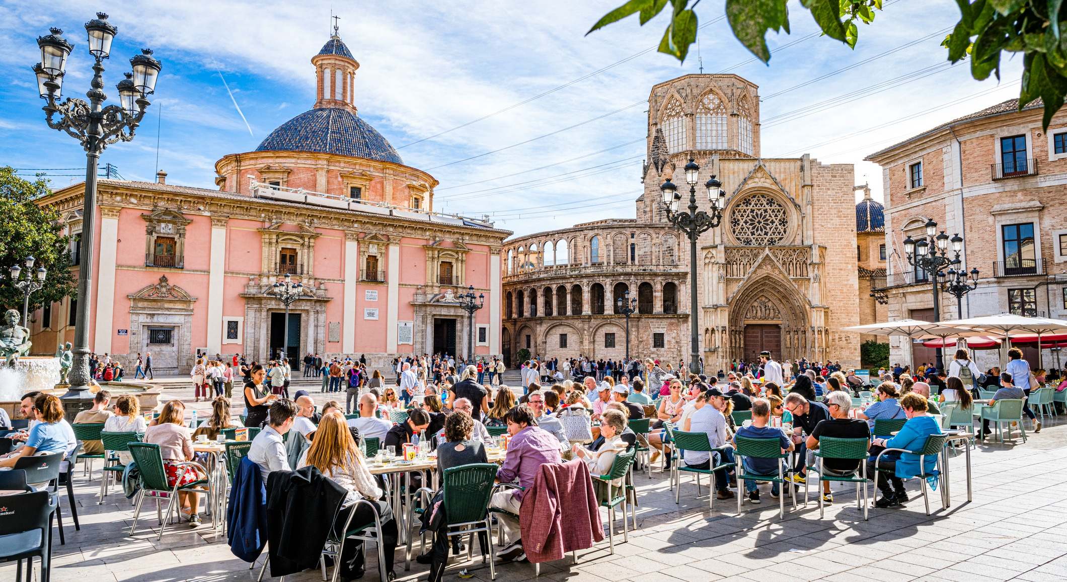 Turistas sentados en un café callejero en Valencia, España