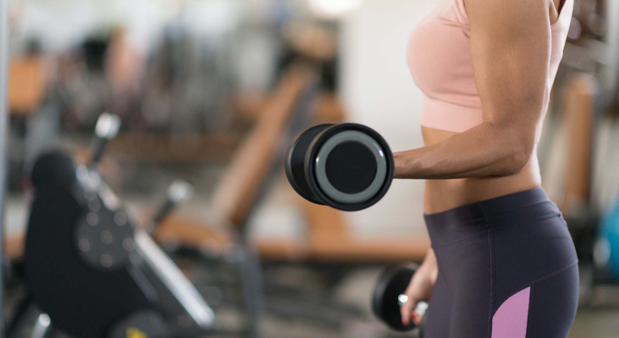 Mujer haciendo ejercicio con pesas en un gimnasio