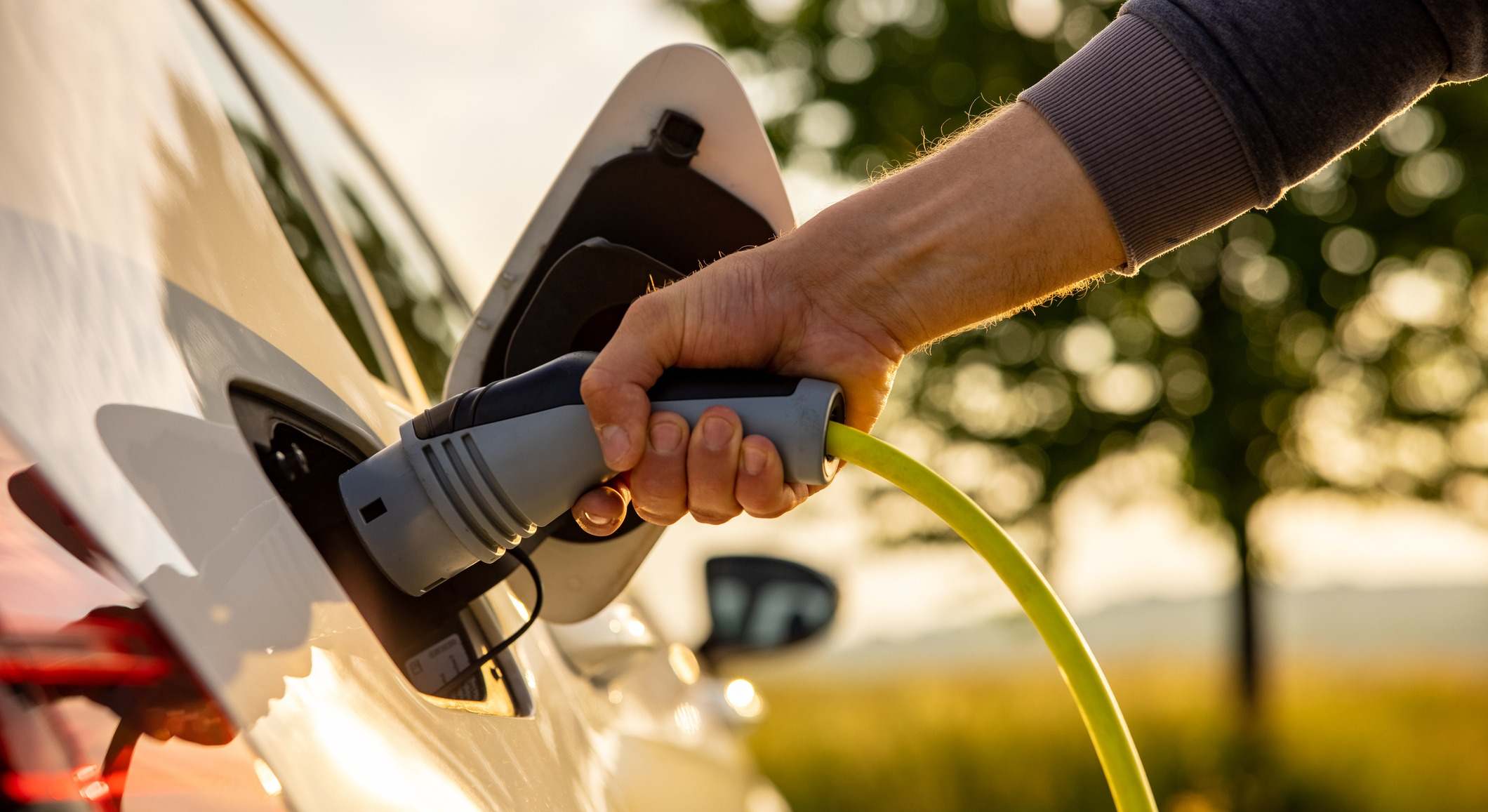 Carga de un coche eléctrico.
