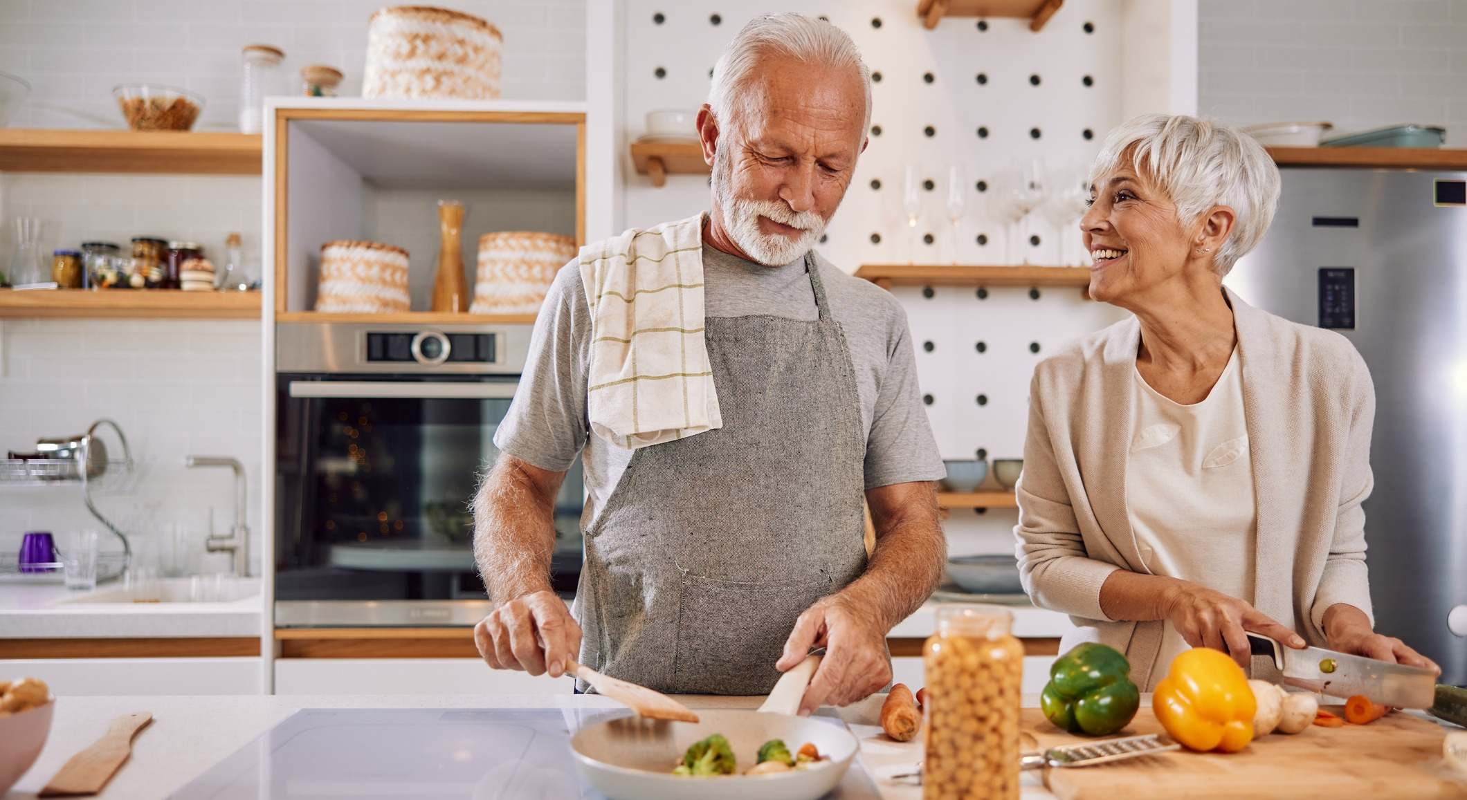 Una pareja cocinando