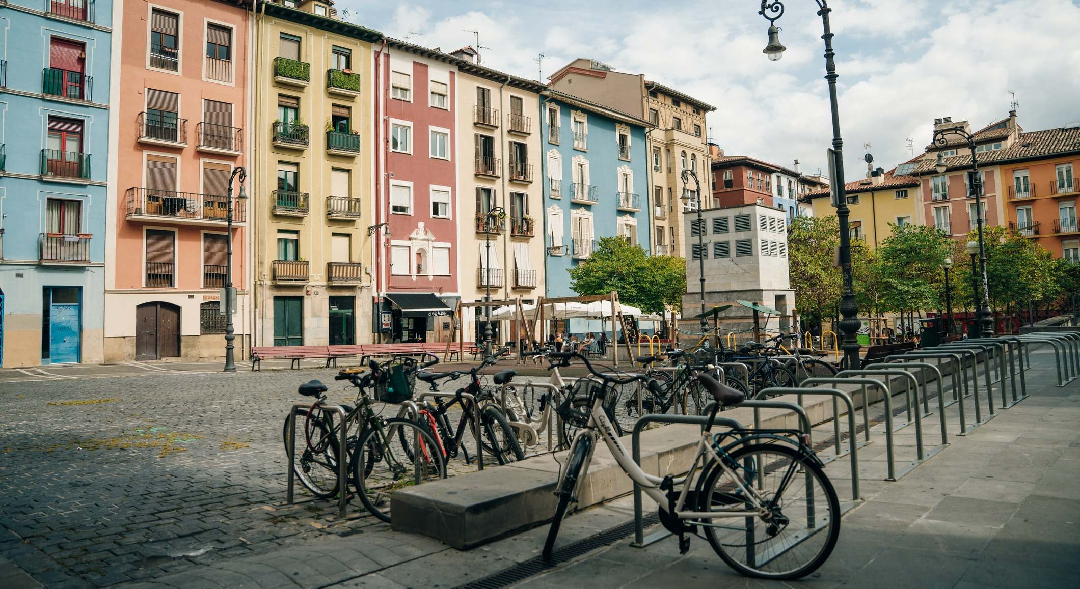 Bicicletas en una calle de Pamplona, Navarra