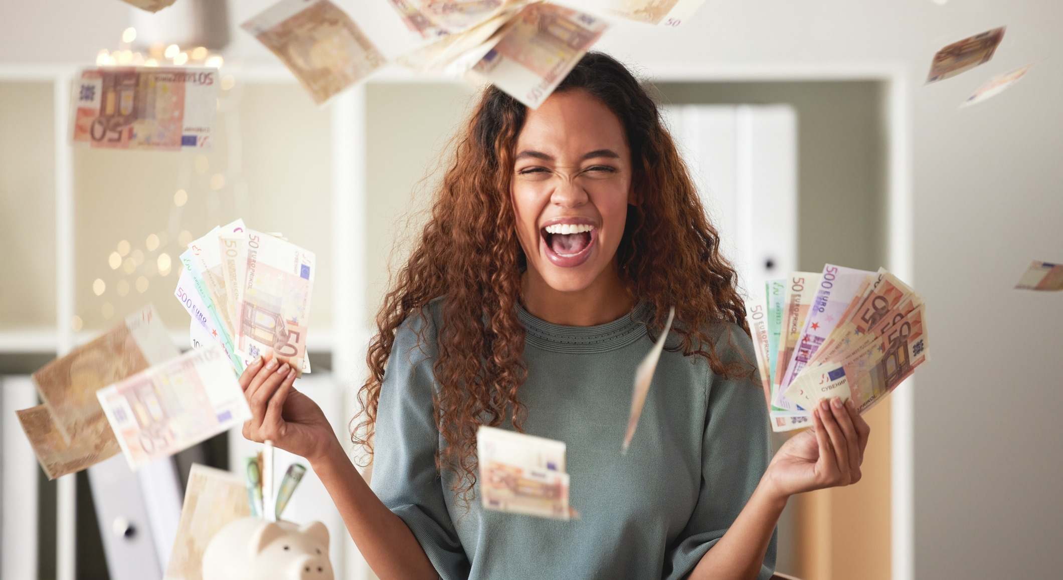 Mujer feliz con billetes en las manos