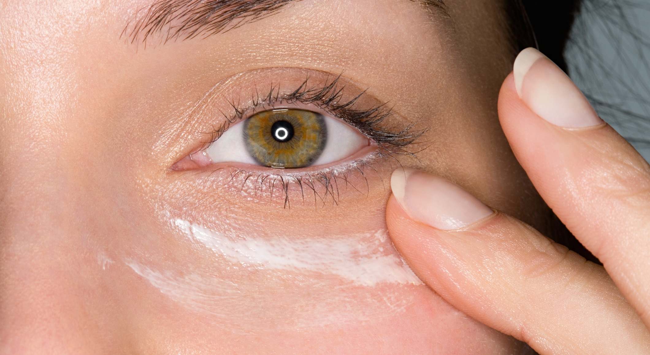 Un ojo con crema