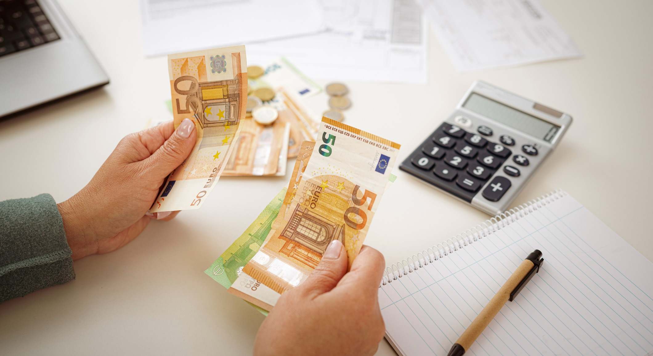 Persona contando dinero