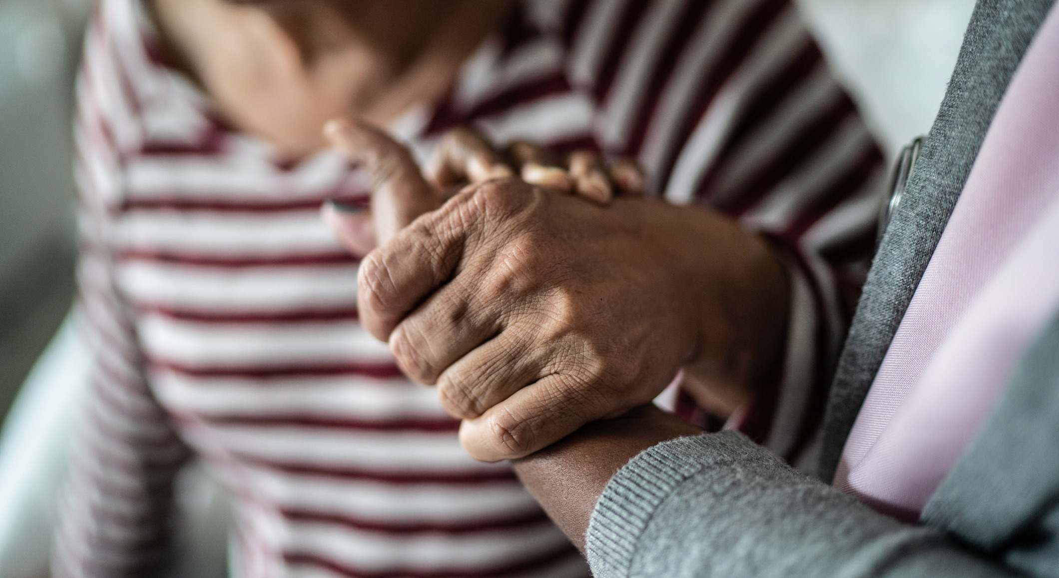 Persona de avanzada edad con Parkinson. / Foto: iStock