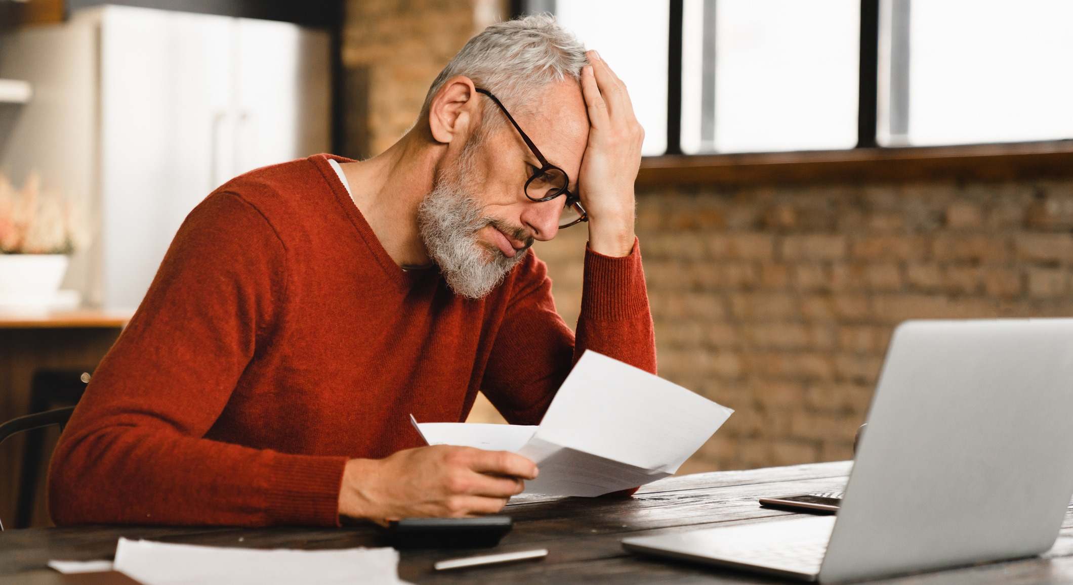 Un hombre consulta sus deudas pendientes. / Foto: iStock
