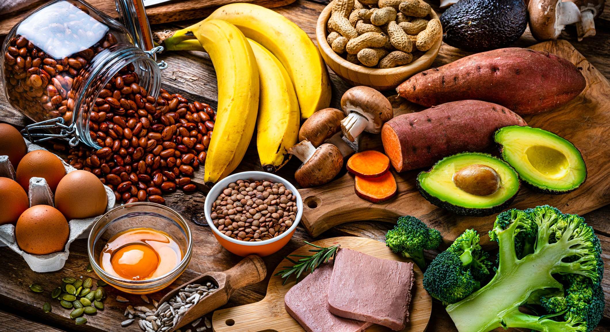 Conjunto de alimentos sobre una mesa de madera
