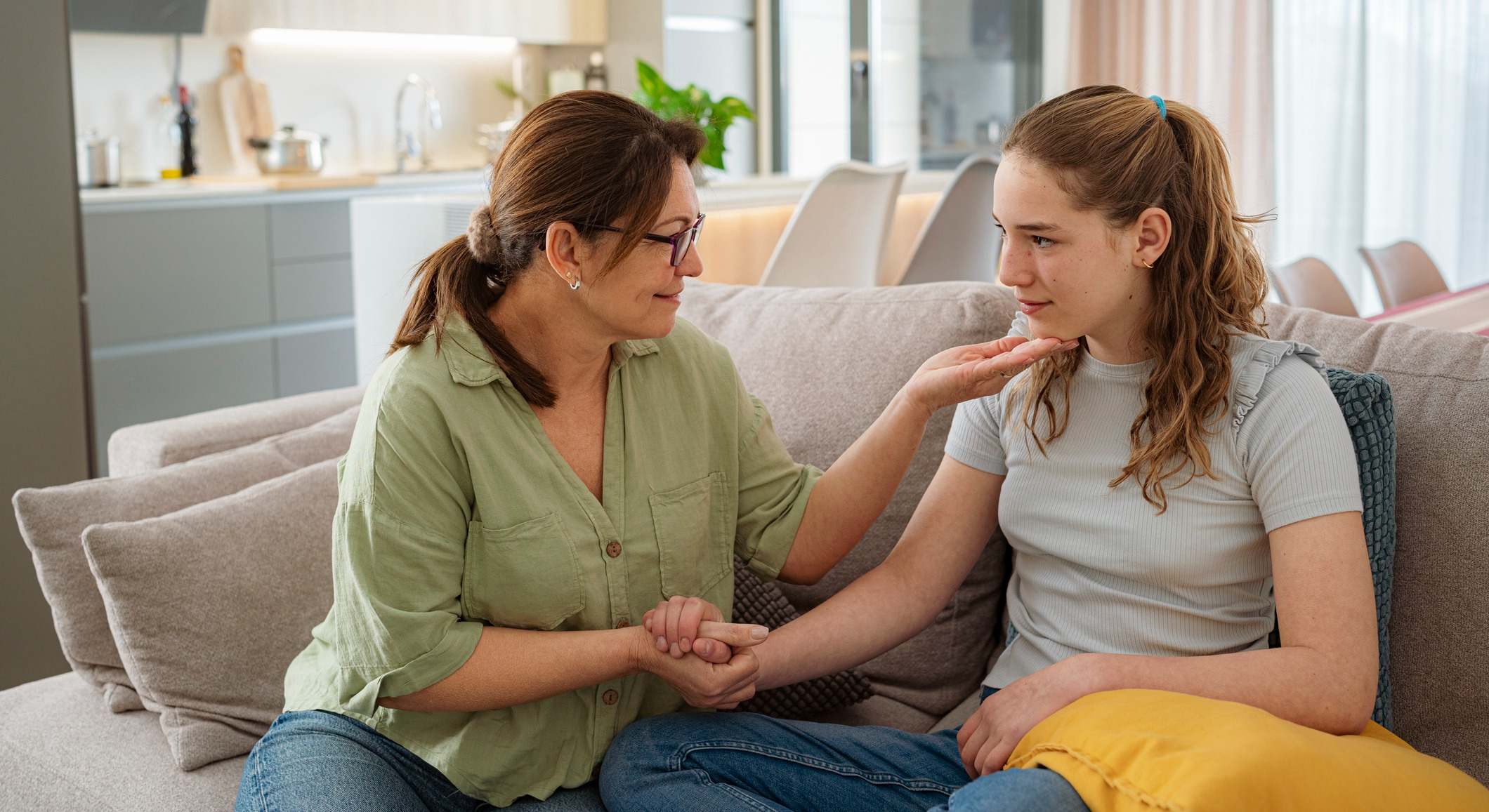 Madre e hija charlando