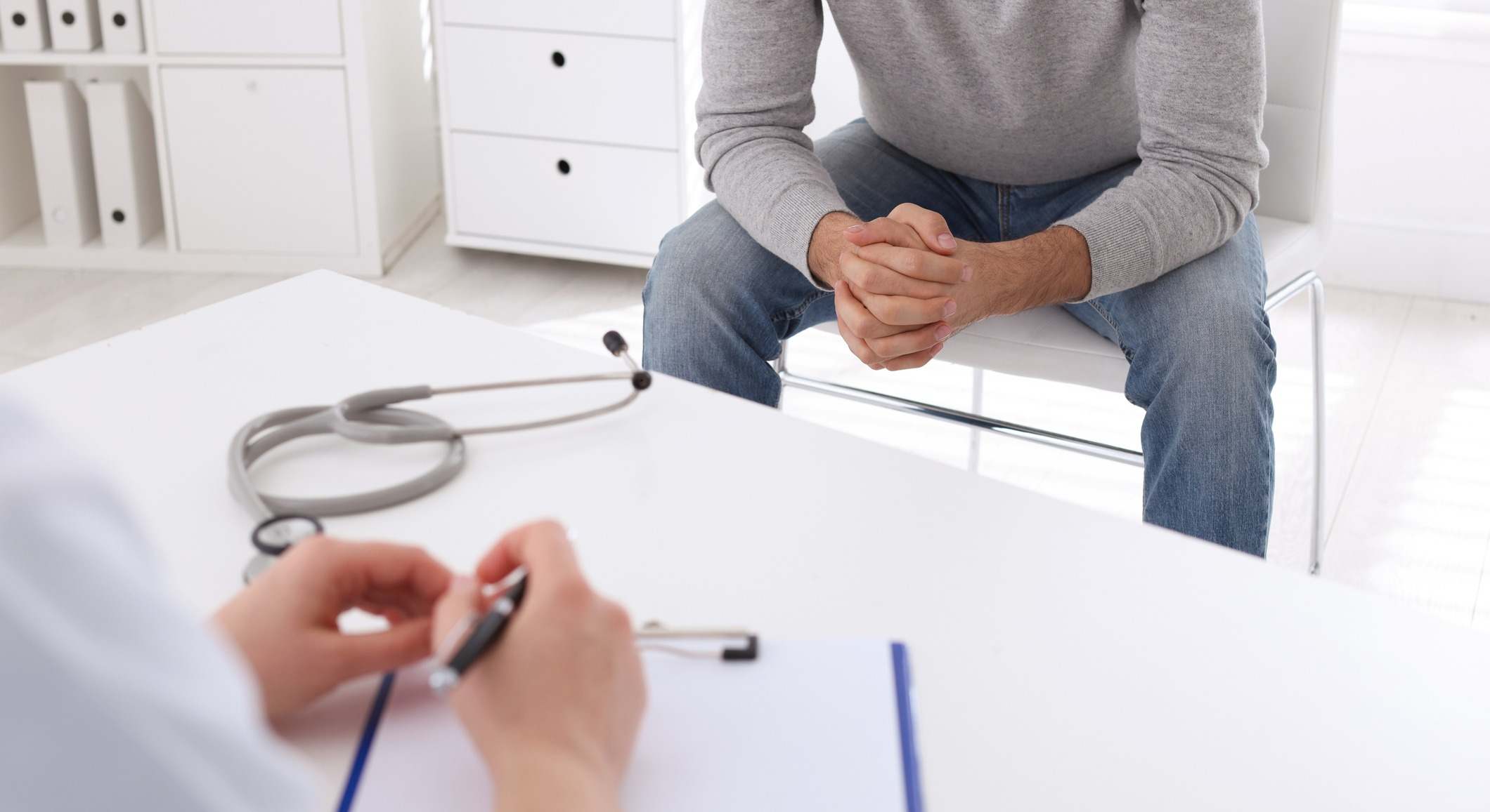Hombre en la consulta de un médico