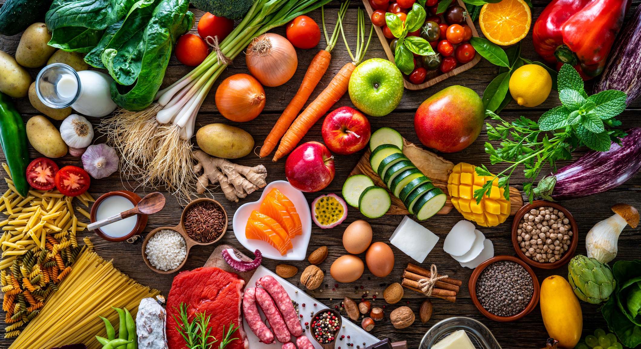 Variedad de alimentos sobre una mesa de madera