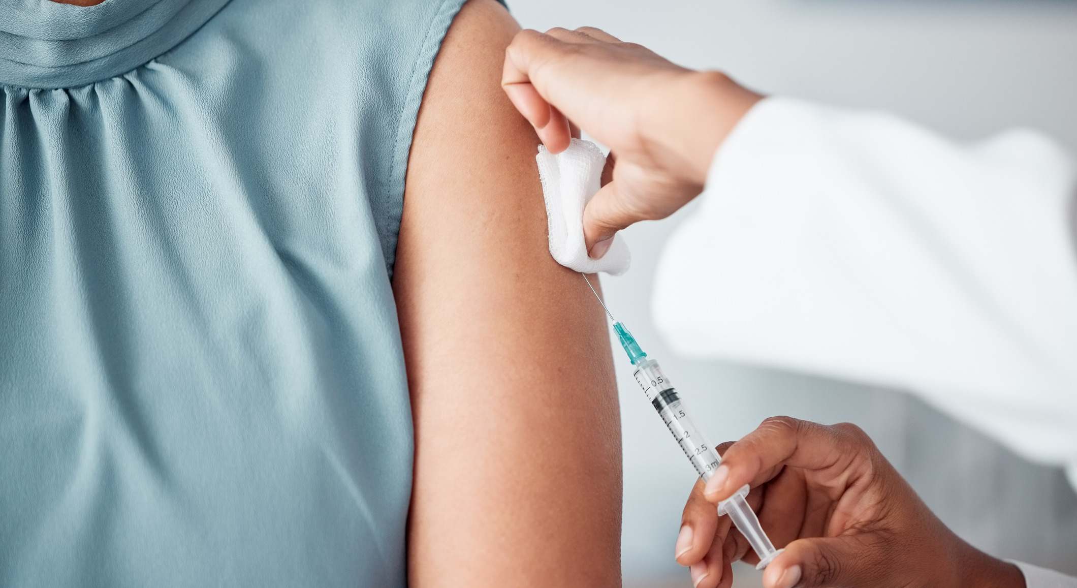 Una mujer se vacuna contra la gripe. / Foto: iStock