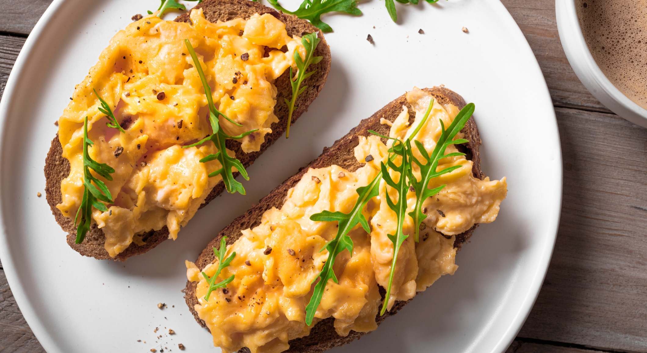 Así hacen los huevos revueltos los mejores cocineros.