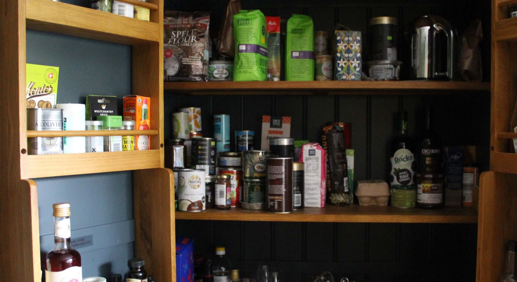 Alimentos en el interior de una despensa