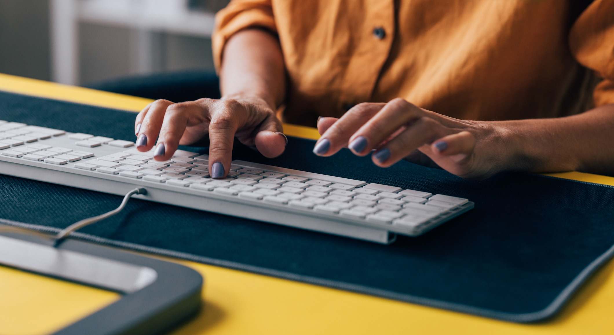 Mujer tecleando. Foto: iStock