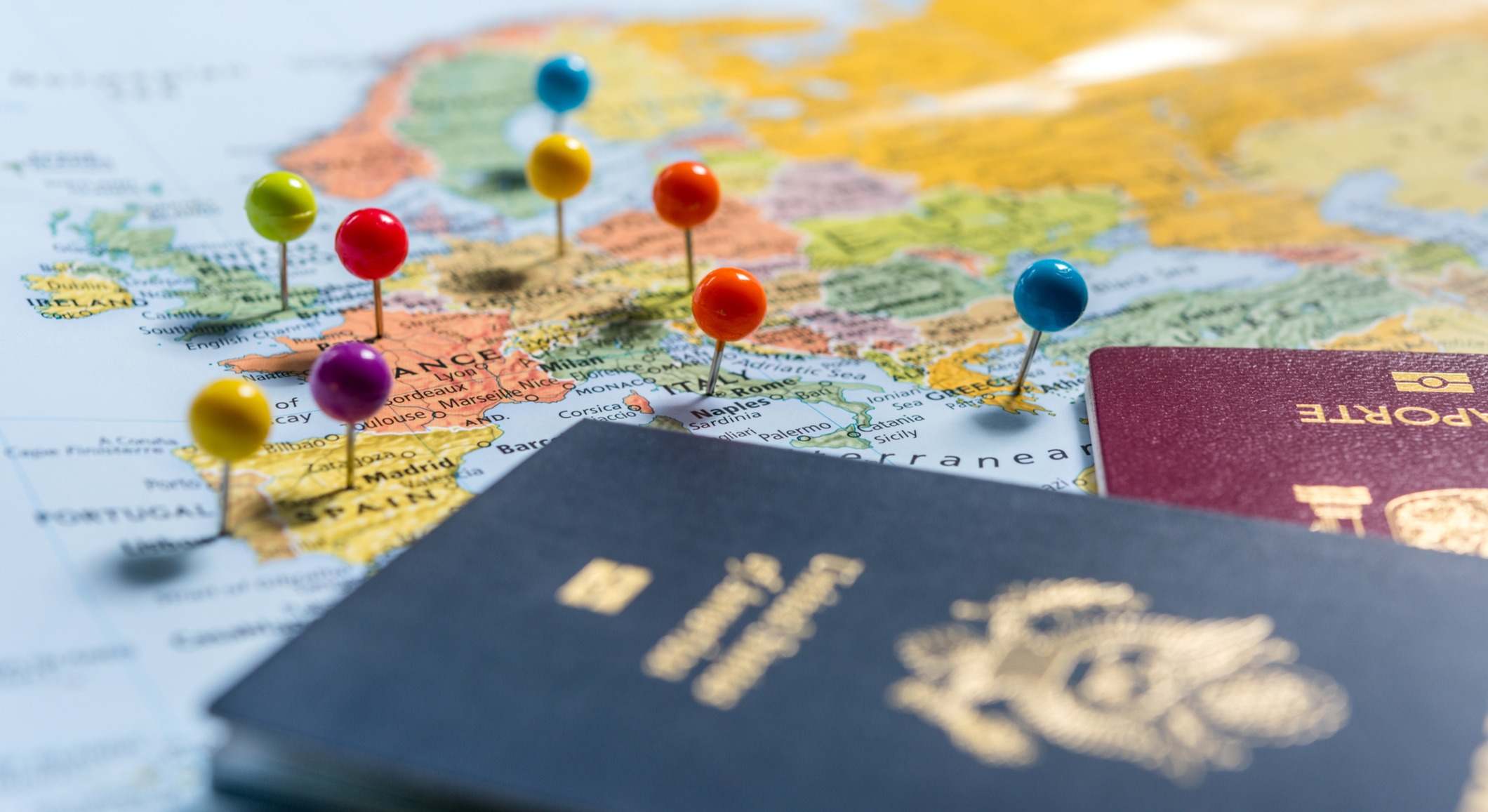 Un par de pasaportes sobre un mapa