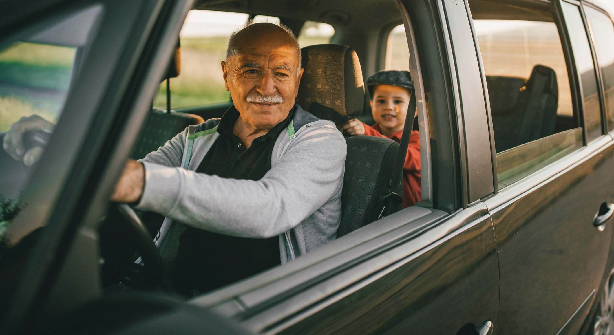 Persona mayor de 65 años conduciendo