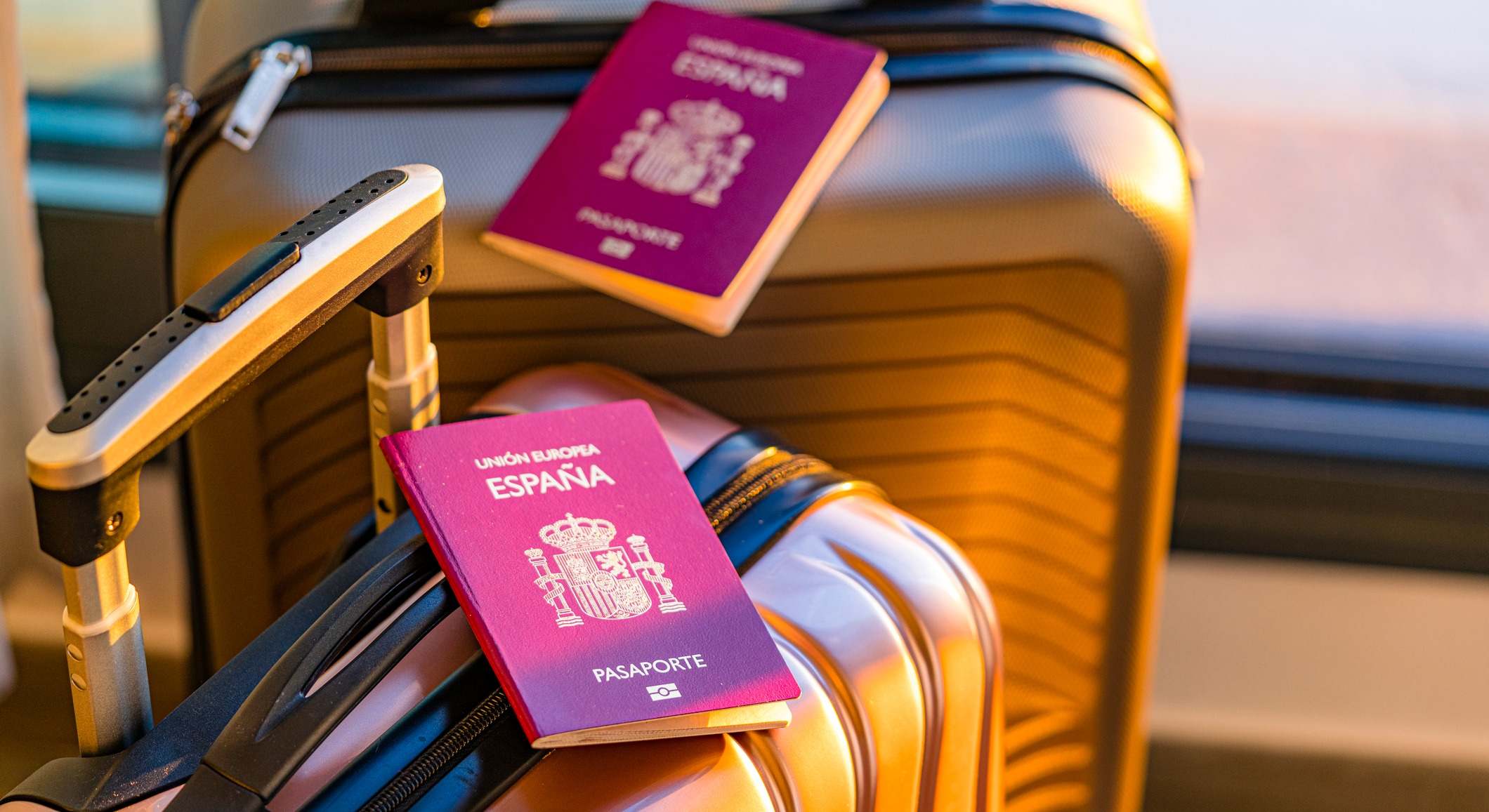 Dos pasaportes españoles sobre unas maletas