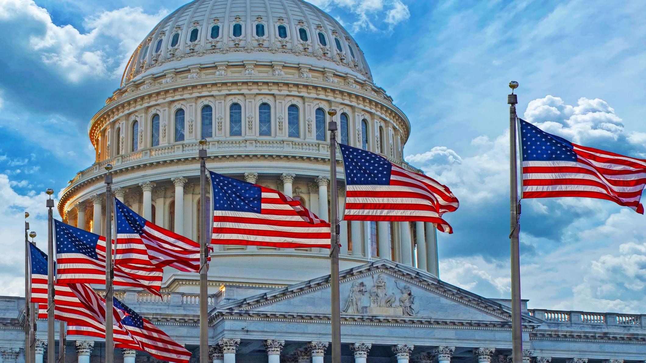 Banderas de EEUU sobre el Congreso (iStock)