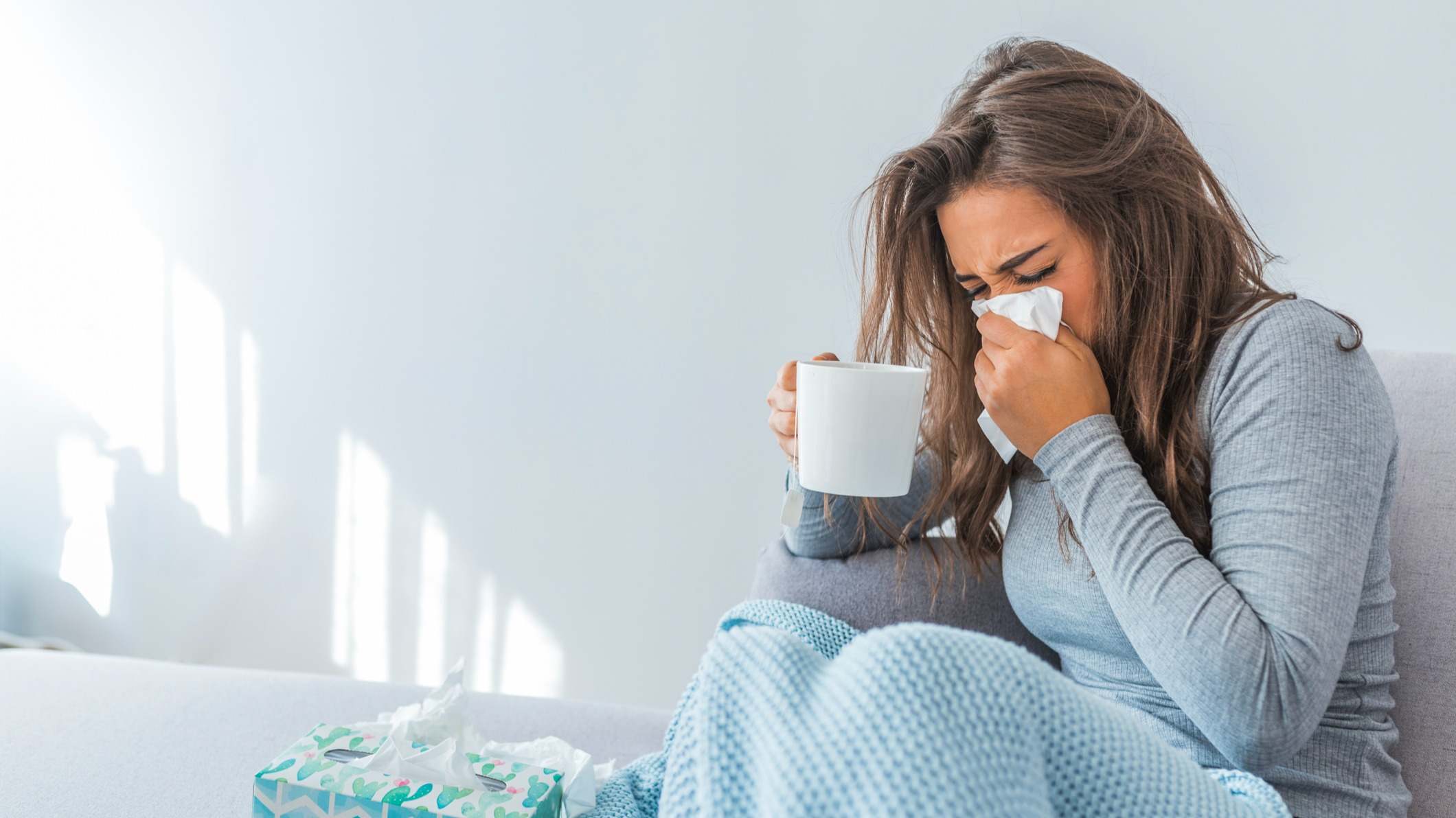 Mujer con síntomas de ressfriado. / Foto: iStock