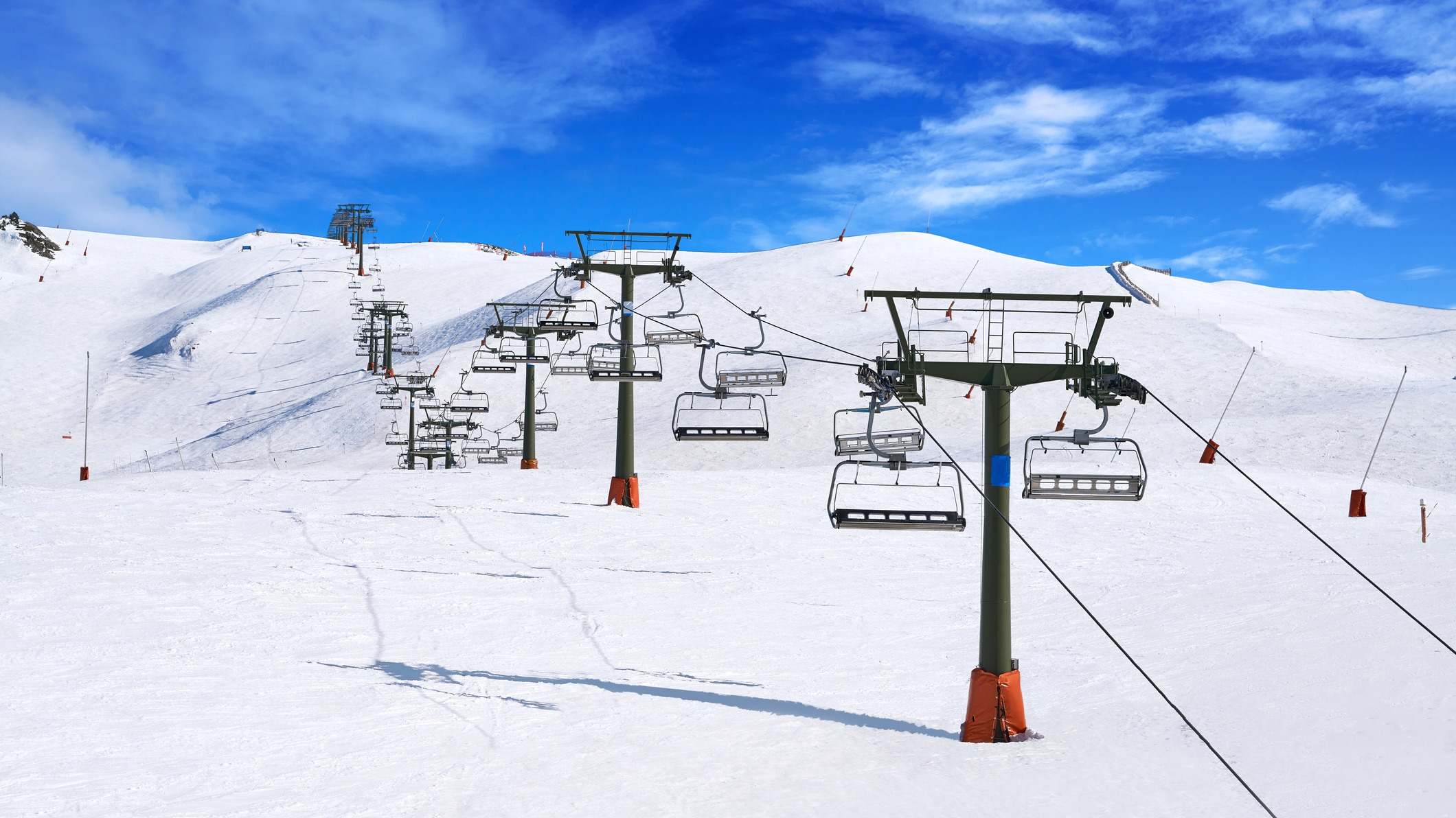 Telesillas de la estación de esquí de Baqueira Beret, en el Pirineo Catalán
