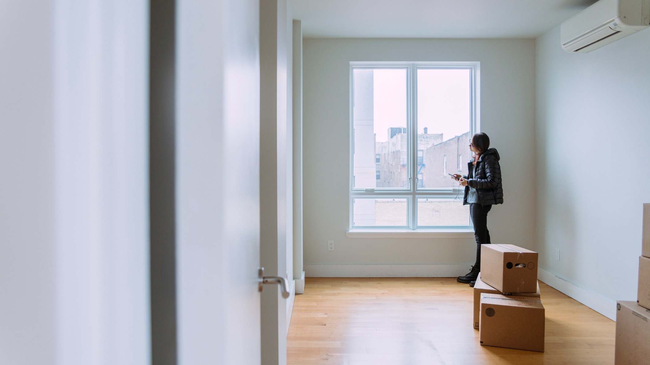 Mujer dentro de una vivienda vacía