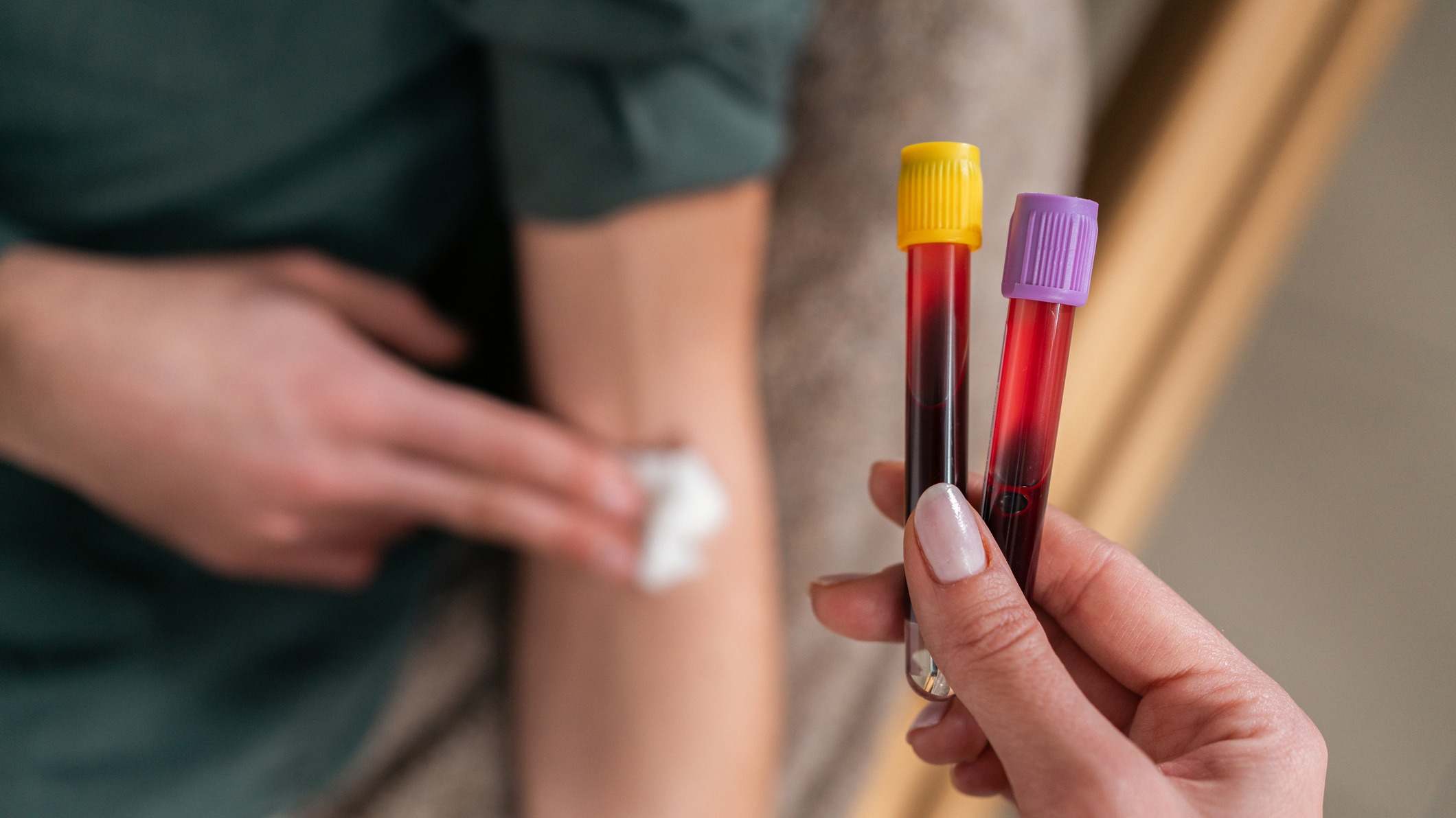 Enfermera sosteniendo tubos de extracción de sangre