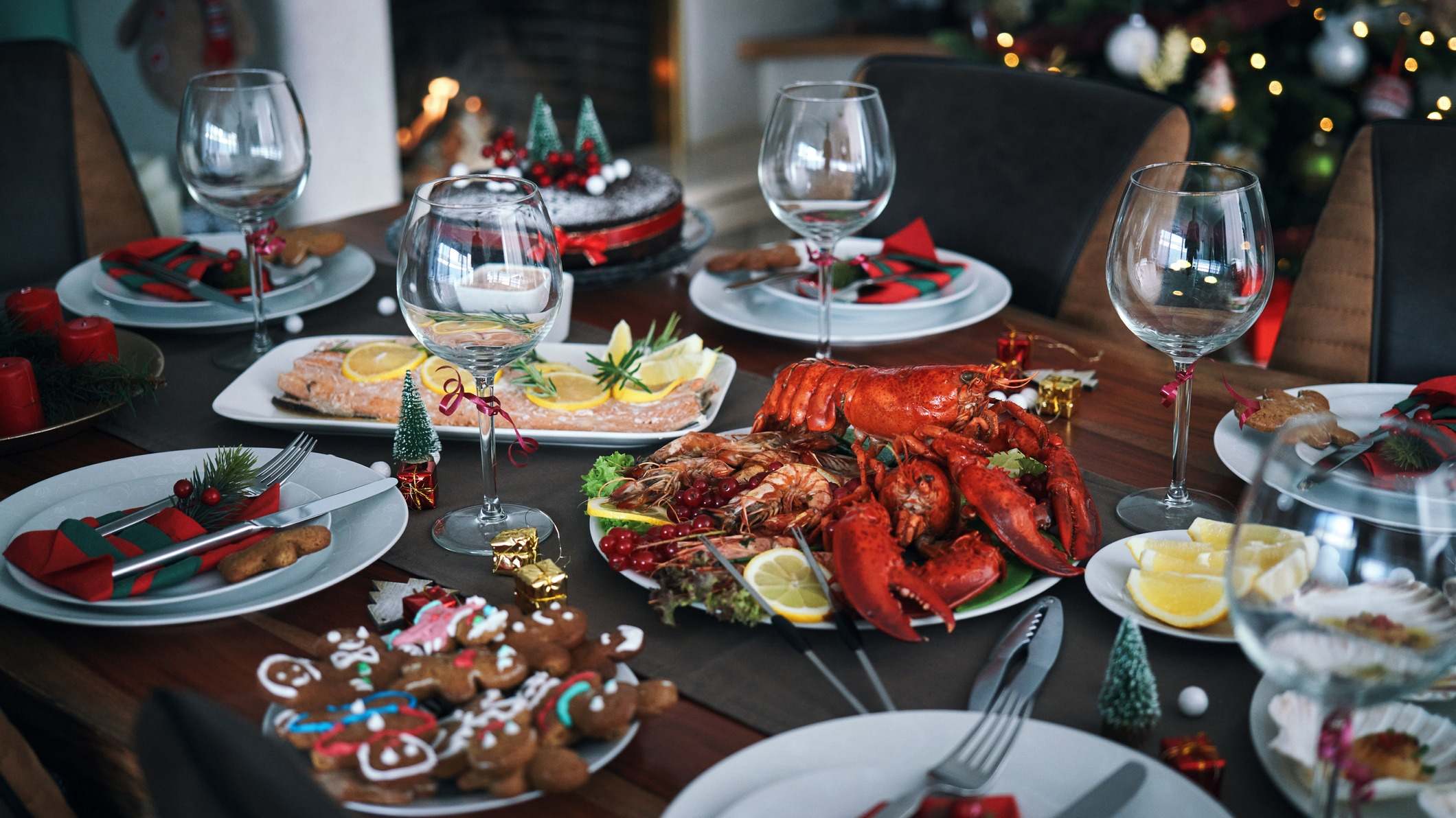 Cena de Navidad con filete de salmón, vieiras, langosta, gambas y pastel de Navidad