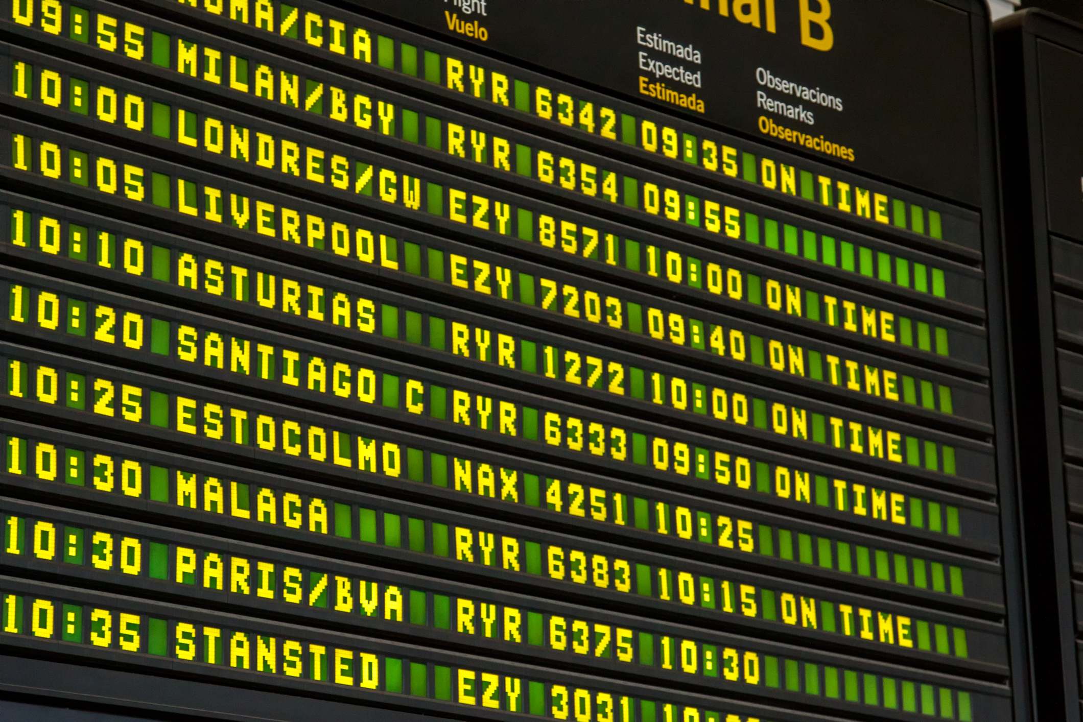 Pantalla de salidas y llegadas de vuelos de un aeropuerto