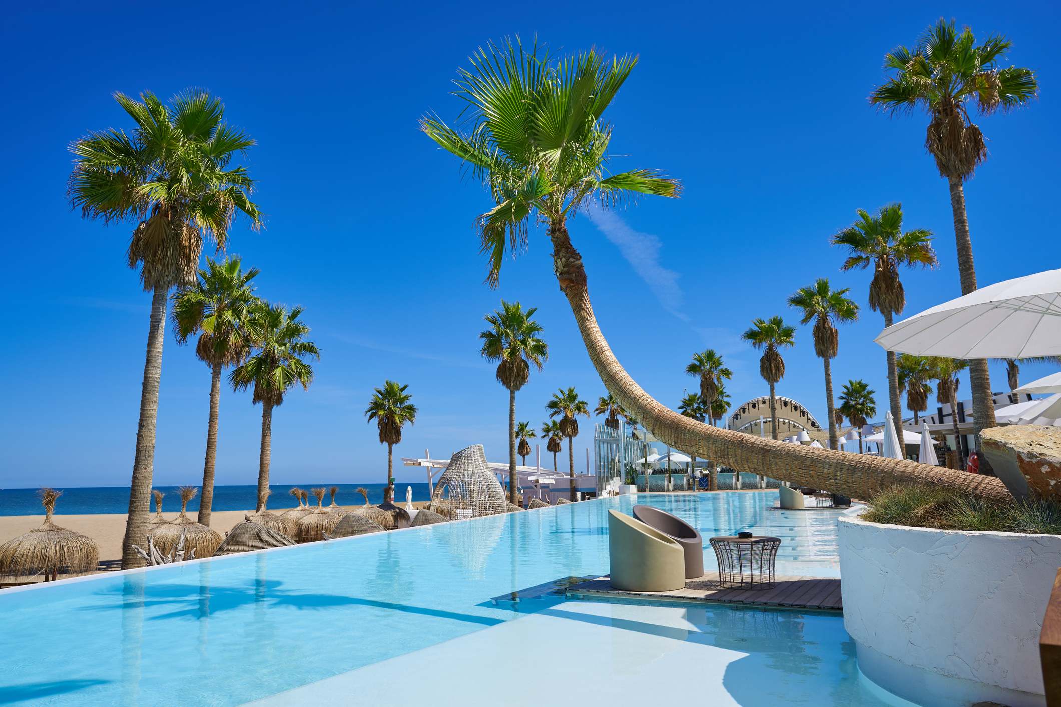 Resort vacacional con piscina y palmeras | Istock