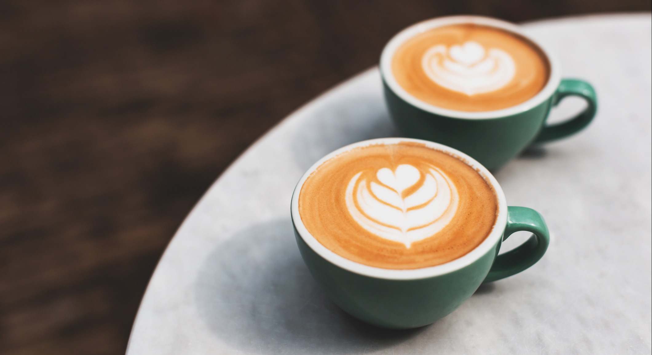 Dos tazas de capuchino en la mesa