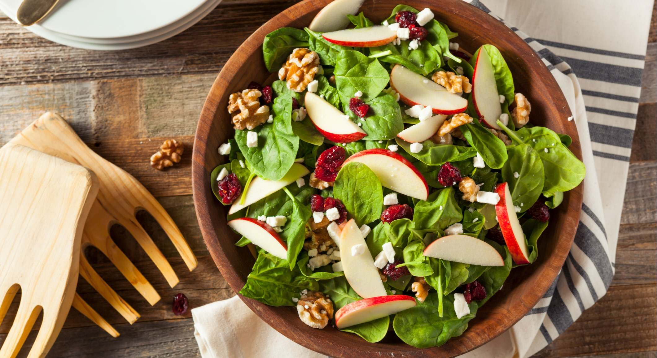 Ensalada casera de espinacas de nogal de manzana de otoño
